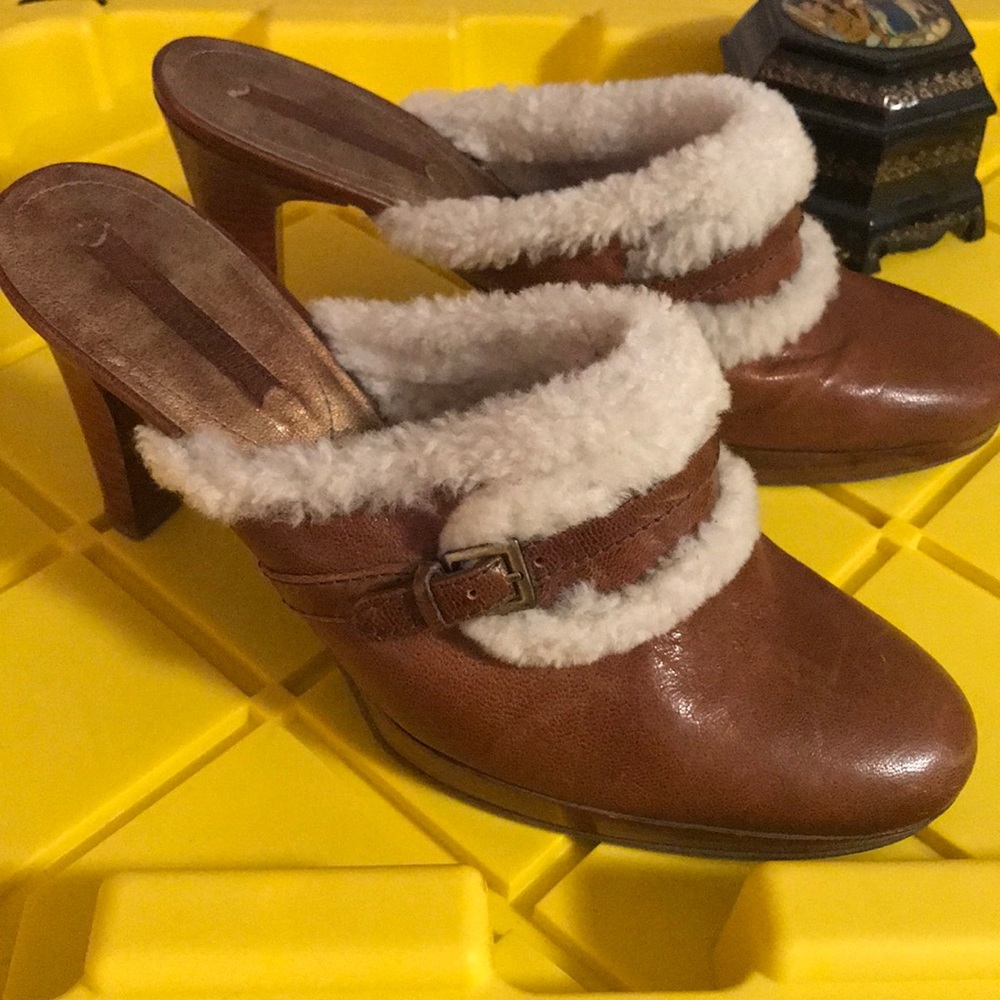 Mules with shearling accent